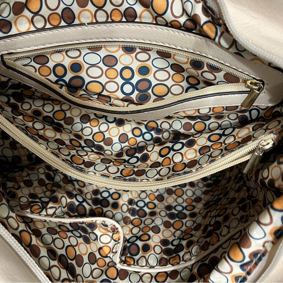 Off white purse, has plenty of pockets inside and out, never used, smoke free - Picture 5 of 7